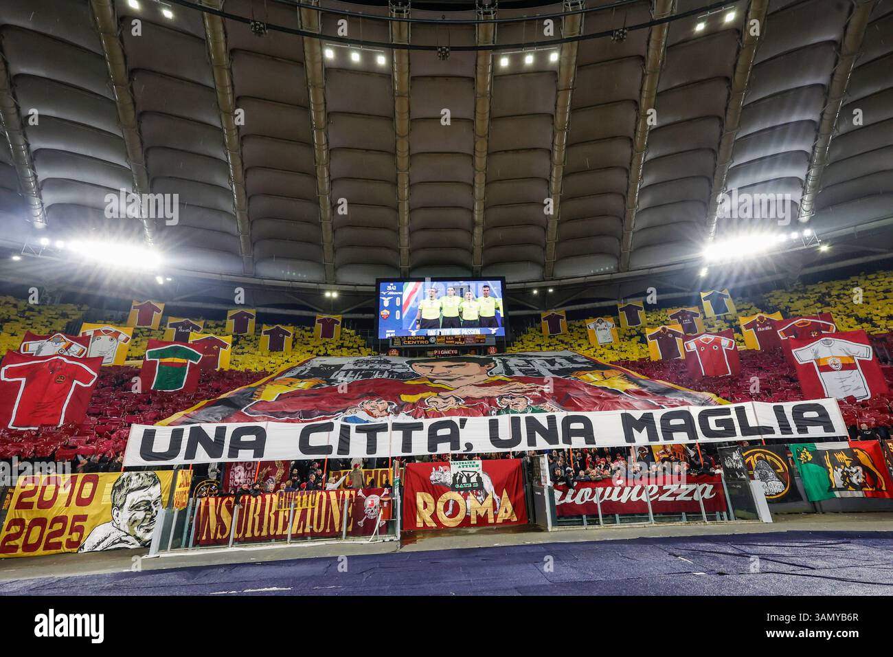 Rome, Italie. 13 avril 2025. Rome, Italie, 13 avril 2025. Les supporters roms soutiennent leur équipe avant le début du match de football italien Serie A entre le Lazio et les Roms au stade olympique. La partie s'est terminée 1-1. Crédit : Riccardo de Luca - Actualiser les images/Alamy Live News Banque D'Images