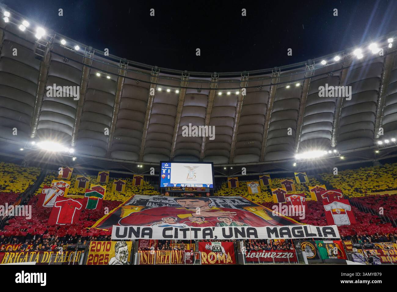 Rome, Italie. 13 avril 2025. Rome, Italie, 13 avril 2025. Les supporters roms soutiennent leur équipe avant le début du match de football italien Serie A entre le Lazio et les Roms au stade olympique. La partie s'est terminée 1-1. Crédit : Riccardo de Luca - Actualiser les images/Alamy Live News Banque D'Images