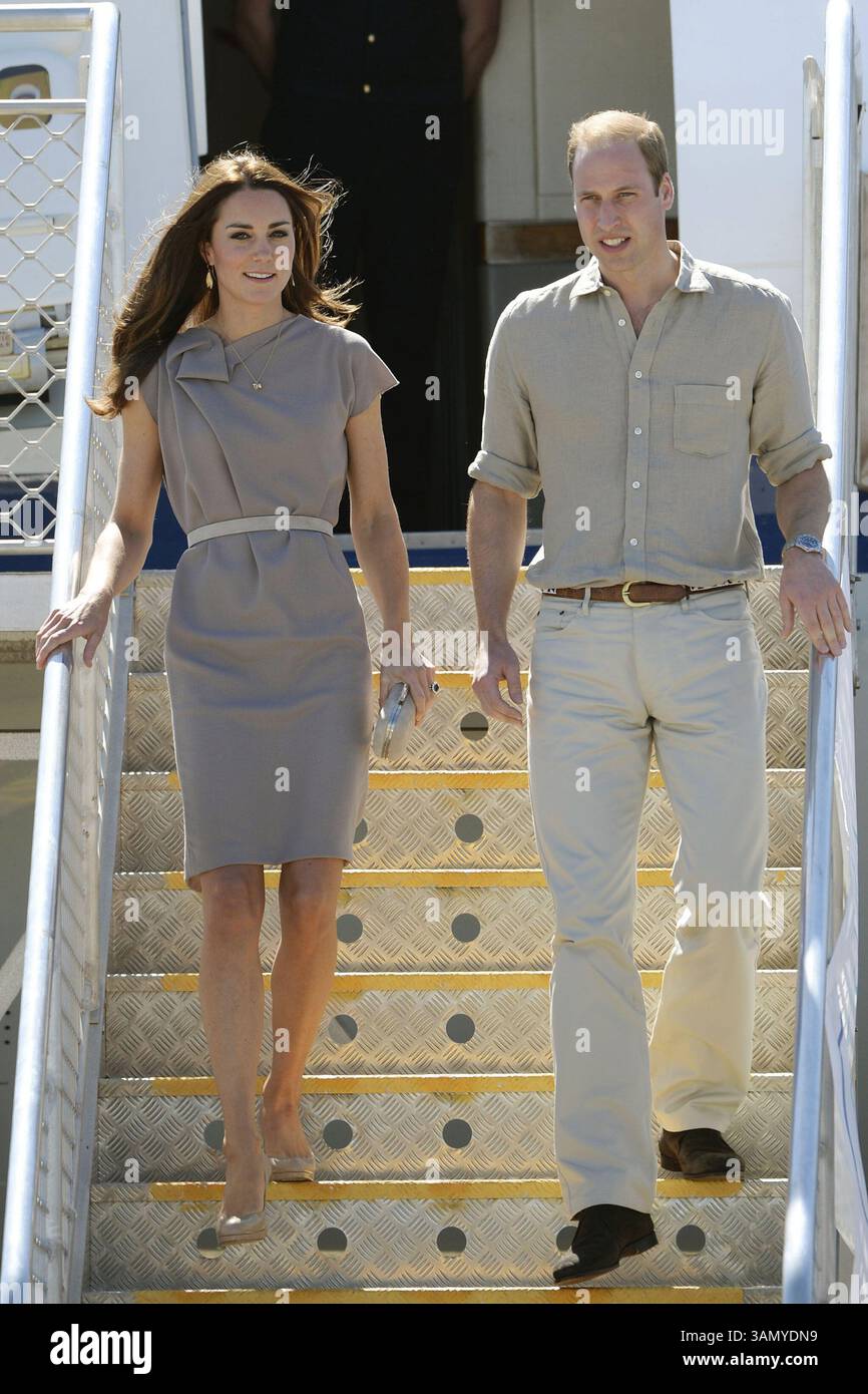 22 avril 2014 - Yulara, AUSTRALIE - le prince William, de Grande-Bretagne, et son épouse Kate, la duchesse de Cambridge, arrivent à l'aéroport d'Ayers Rock, à Yulara, en Australie, le mardi 22 avril, 2014. le couple royal visitera Uluru et passera la nuit dans le territoire du Nord. (Crédit image : © Prensa Internacional/ZUMAPRESS.com) Banque D'Images