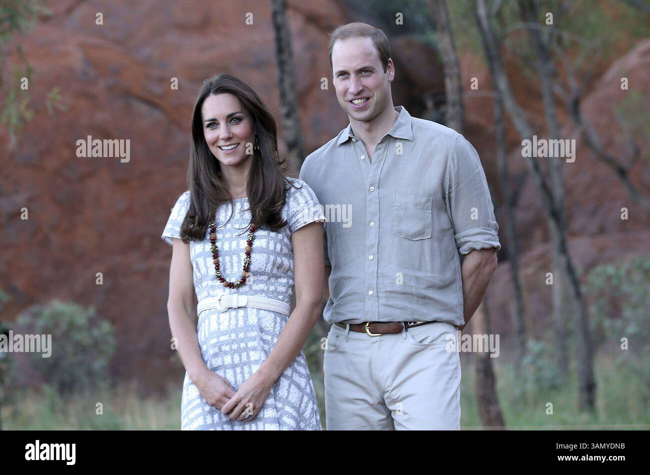 22 avril 2014 - Yulara, AUSTRALIE - le prince William de Grande-Bretagne, à droite, et sa femme Kate, la duchesse de Cambridge, posent pour des photos lors de la promenade Kuniya à Uluru, Australie, le mardi 22 avril 2014. Le couple est en visite de trois semaines en Australie et en Nouvelle-Zélande. (Crédit image : © Prensa Internacional/ZUMAPRESS.com) Banque D'Images