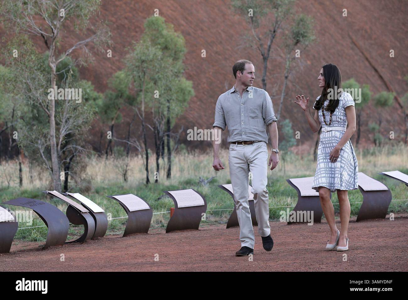 22 avril 2014 - Yulara, AUSTRALIE - le prince William de Grande-Bretagne, à gauche, et Kate, la duchesse de Cambridge, marchent le long de la promenade Kuniya à Uluru, Australie, le mardi 22 avril 2014. Le couple est en visite de trois semaines en Australie et en Nouvelle-Zélande. (Crédit image : © Prensa Internacional/ZUMAPRESS.com) Banque D'Images