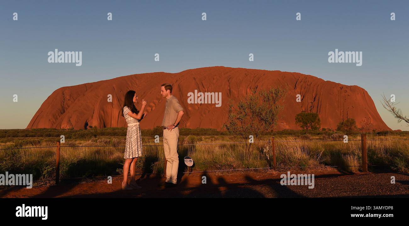 22 avril 2014 - Yulara, Australie - LE PRINCE britannique WILLIAM, à droite, et son épouse KATE MIDDLETON, duchesse de Cambridge, discutent avant de poser pour une photo devant le monolithe de grès rouge vif Uluru, également connu sous le nom d'Ayers Rock. William et Kate ont reçu un accueil aborigène traditionnel lors d'une visite dans l'Outback australien. (Crédit image : © William West/Pool/Prensa Internacional/ZUMAPRESS.com) Banque D'Images