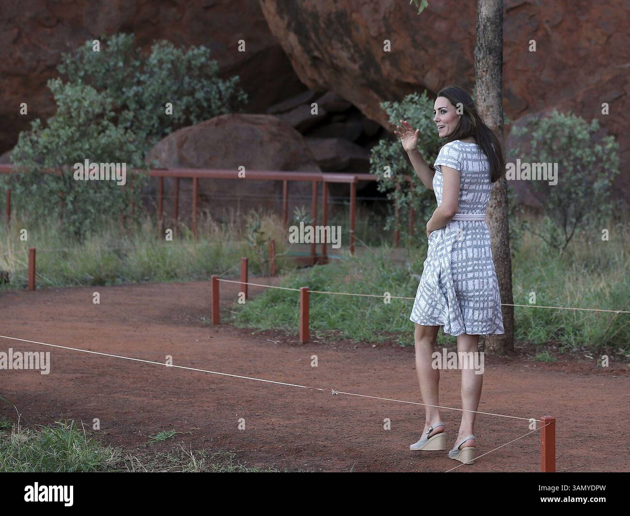 22 avril 2014 - Yulara, AUSTRALIE - Kate, la duchesse de Cambridge, de Grande-Bretagne, fait des vagues en marchant le long de la Kuniya Walk à Uluru, Australie, le mardi 22 avril 2014. (Crédit image : © Prensa Internacional/ZUMAPRESS.com) Banque D'Images