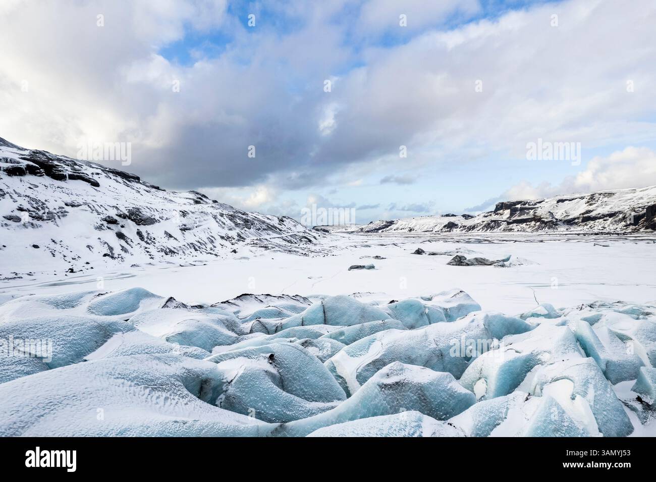 Vue aérienne d'une vallée couverte de neige en hiver, Islande. Banque D'Images