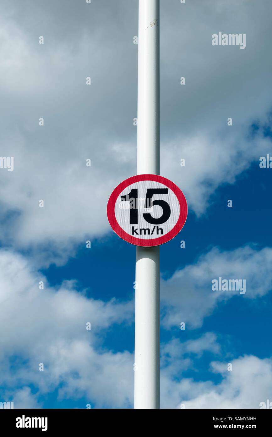 Limite de vitesse 15 km signe isolé sur ciel bleu nuageux Banque D'Images