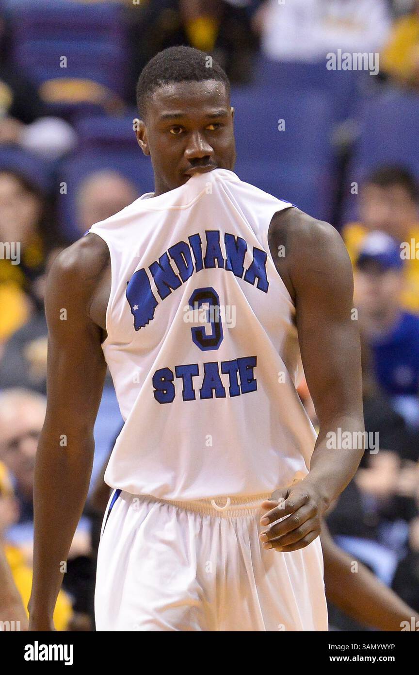 8 mars 2014 - produit Louis, Missouri, U. S - le garde/attaquant de l'Indiana State MANNY Arop (3) mord sa chemise pour éviter de se disputer avec l'officiel au troisième tour du tournoi de folie de la Missouri Valley Conference, où l'Indiana State a battu le sud de l'Illinois 62-59 (crédit image : © Richard Ulreich/ZUMAPRESS.com) Banque D'Images
