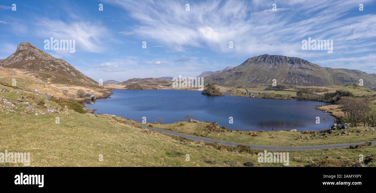Paysage panoramique du lac Cregennan dans les montagnes galloises près de Dogellau, Gwnydd, pays de Galles, Royaume-Uni le 9 avril 2025 Banque D'Images