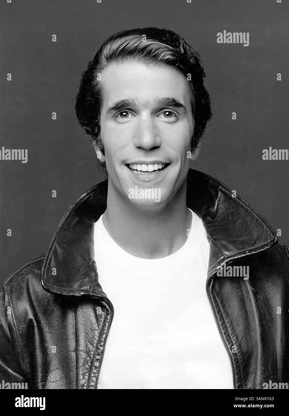 Henry Winkler. Portrait de l'acteur et réalisateur américain, Henry Franklin Winkler (né en 1945) dans le rôle du Fonz dans la série télévisée Happy Days, photo publicitaire, 1976 Banque D'Images