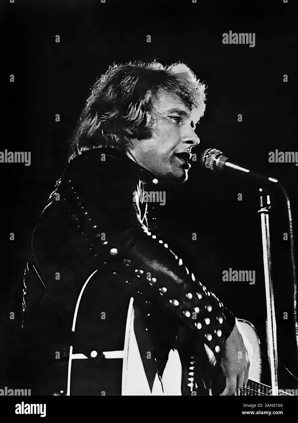 Johnny Hallyday. Portrait du chanteur français Jean-Philippe Léo Smet (1943-2017) sur scène en 1973 Banque D'Images