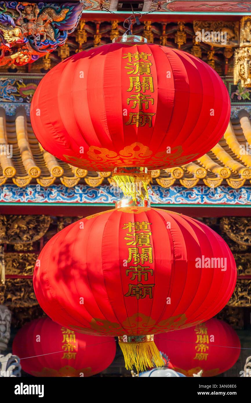 Yokohama Chinatown. Traditionl lanterne rouge chinoise au temple Kwan Tai Banque D'Images