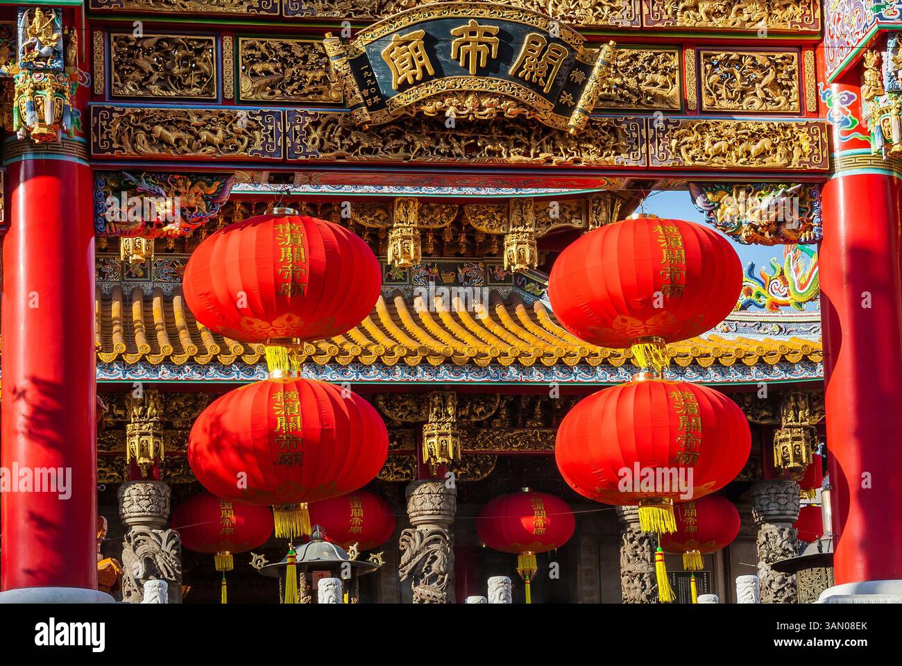 Yokohama Chinatown. Traditionl lanterne rouge chinoise au temple Kwan Tai belle et ornée porte Banque D'Images