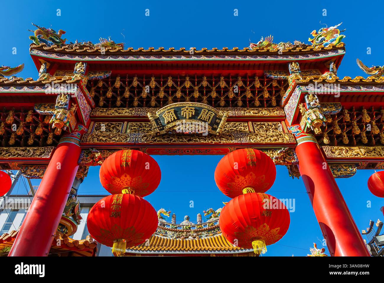 Yokohama Chinatown. Traditionl lanterne rouge chinoise au temple Kwan Tai belle et ornée porte Banque D'Images