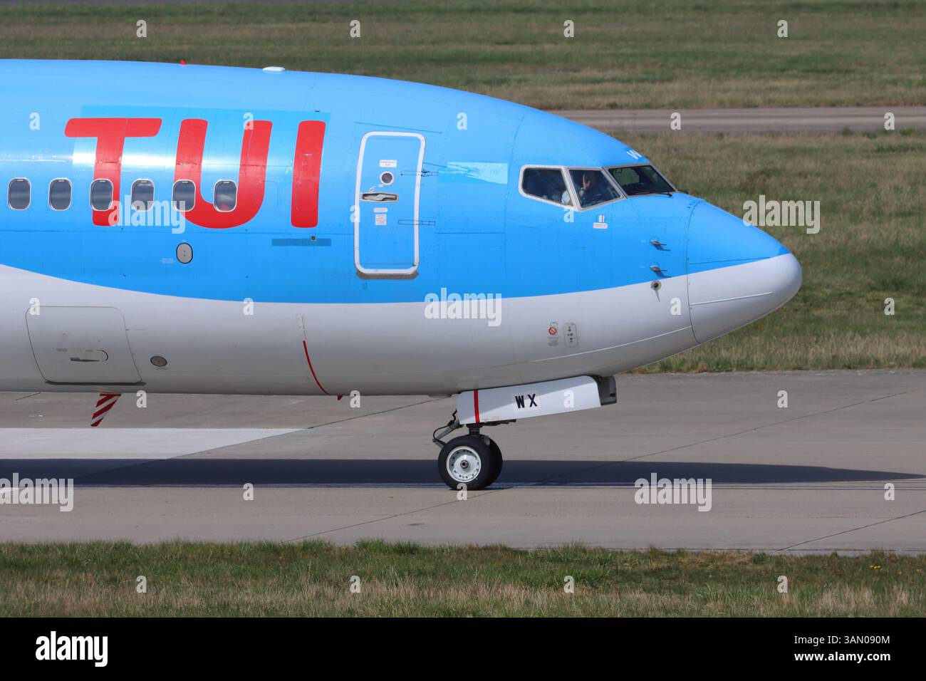 G-TAWX, TUI Airways, Boeing 737-800, arrivée à l'aéroport de Londres Stansted, Essex, Royaume-Uni le 12 avril 2025 Banque D'Images