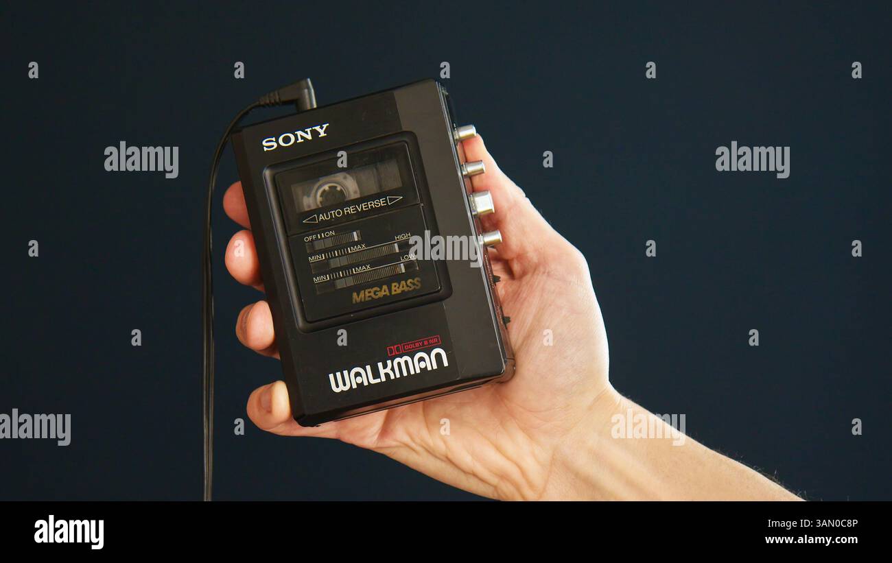Main tenant le WALKMAN ® vintage. Sony WALKMAN WM-B47 était un lecteur de cassettes portable populaire dans les années 80 et 90 Banque D'Images