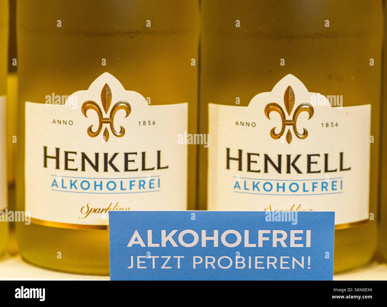 Wiesbaden, Allemagne. 10 avril 2025. Deux bouteilles de vin mousseux sans alcool de la marque 'Henkell Alkoholfrei' sont sur les étagères de Henkell Freixenet. Crédit : Andreas Arnold/dpa/Alamy Live News Banque D'Images