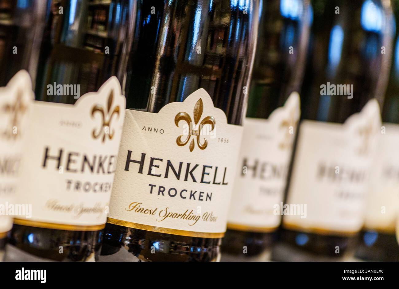 Wiesbaden, Allemagne. 10 avril 2025. Plusieurs bouteilles de 'Henkell Trocken' sont sur les étagères de Henkell Freixenet. Crédit : Andreas Arnold/dpa/Alamy Live News Banque D'Images