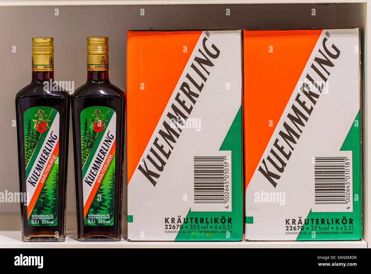 Wiesbaden, Allemagne. 10 avril 2025. Liqueur à base de plantes sous la marque 'Kuemmerling' est sur les étagères chez Henkell & Co. Sektkellerei KG. L'Office fédéral allemand des ententes a approuvé la reprise des marques Kuemmerling Kräuterlikör par Henkell & Co. Sektkellerei KG au 1er septembre 2010. Crédit : Andreas Arnold/dpa/Alamy Live News Banque D'Images