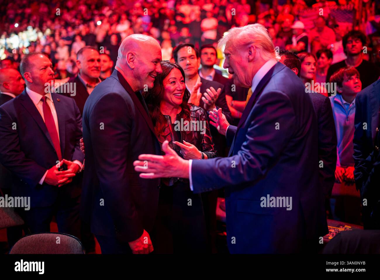 Miami, États-Unis. 12 avril 2025. U. Le président Donald Trump, à droite, salue le PDG de l'UFC Dana White, à gauche, lors de l'UFC 314 au Kaseya Center, le 12 avril 2025 à Miami, en Floride. Trump a assisté au match d’arts martiaux mixtes avec le directeur du DOGE Elon Musk, le directeur du renseignement national Tulsi Gabbard et le secrétaire d’État Marco Rubio. Crédit : Daniel Torok/White House photo/Alamy Live News Banque D'Images
