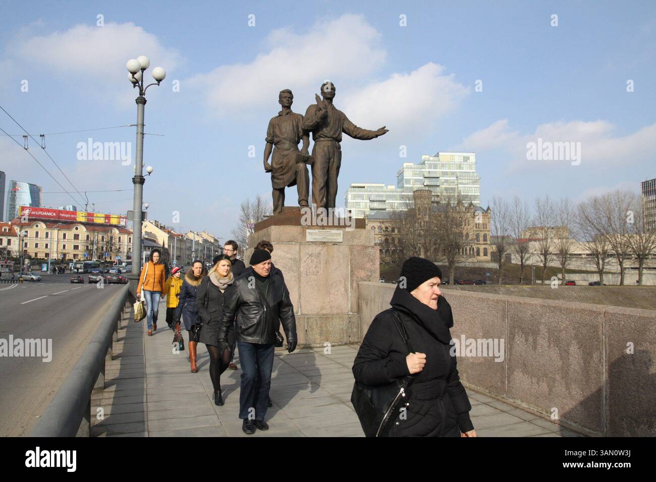 7 mars 2014 - Vilnius, LTU - des piétons traversant le pont vert le 7 mars 2014, dans le centre de Vilnius, en Lituanie, passent devant une statue historique de travailleurs soviétiques laissés à l'époque où le pays faisait partie de l'Union soviétique. (Crédit image : © Kit Gillet/MCT/ZUMAPRESS.com) Banque D'Images