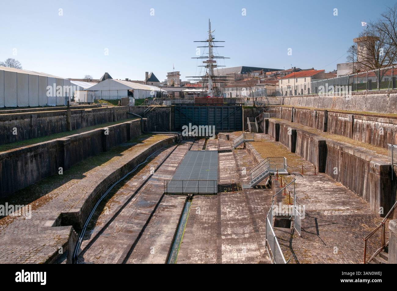 Cale sèche utilisée pour la fabrication et la réparation de navires, ancien chantier naval royal, Centre maritime international (Arsenal), Rochefort, Charente-maritime Banque D'Images