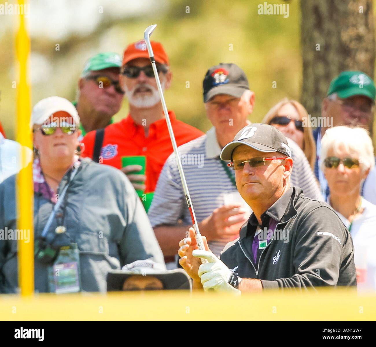 10 avril 2014 - Augusta, GA, États-Unis - Sandy Lyle passe au 6ème green du premier tour du tournoi des Masters, jeudi 10 avril 2014, à Augusta, GA (crédit image : © Tim Dominick/MCT/ZUMAPRESS.com) Banque D'Images