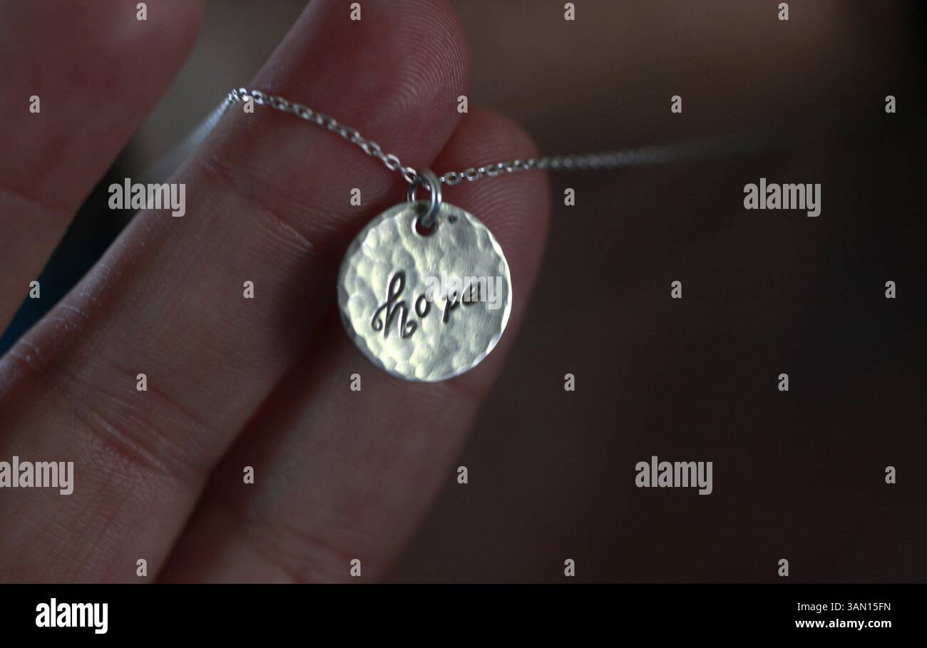 8 avril 2014 - San Jose, CA, États-Unis - le collier ''Hope'' que Teresa Gallo porte, l'aide à faire face aux défis auxquels sa famille est confrontée pour s'occuper des batailles médicales de sa fille Tessa au cours des trois dernières années. Gallo a parlé de son domicile à San Jose, Calif, le mardi 8 avril 2014, où la jeune fille de 16 ans répond enfin bien à un nouveau régime de médicaments anti-inflammatoires et auto-immuns après son mauvais diagnostic bipolaire précoce. (Crédit image : © Karl Mondon/MCT/ZUMAPRESS.com) Banque D'Images