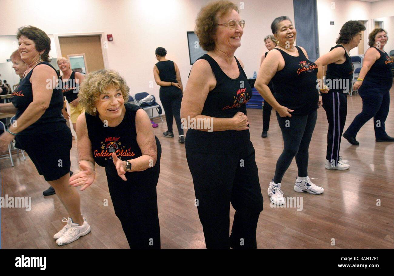 21 avril 2005 - États-Unis - KRT LIFESTYLE STORY SLUGGED : SRS-HEATDANCERS KRT PHOTOGRAPHIE PAR JARED LAZARUS/MIAMI HERALD (SOUTH FLORIDA SUN-SENTINEL ET ORLANDO SENTINEL OUT) (21 juin) la troupe de danse Golden Oldies de la mi-temps de Miami Heat est en fait des aînés d'un cours de danse Jazzercise au Southwest Focal point Senior Center à Pembroke Pines, Floride. (cdm) 2005 (diversité) (crédit image : © Jared Lazarus/mct/ZUMAPRESS.com) Banque D'Images