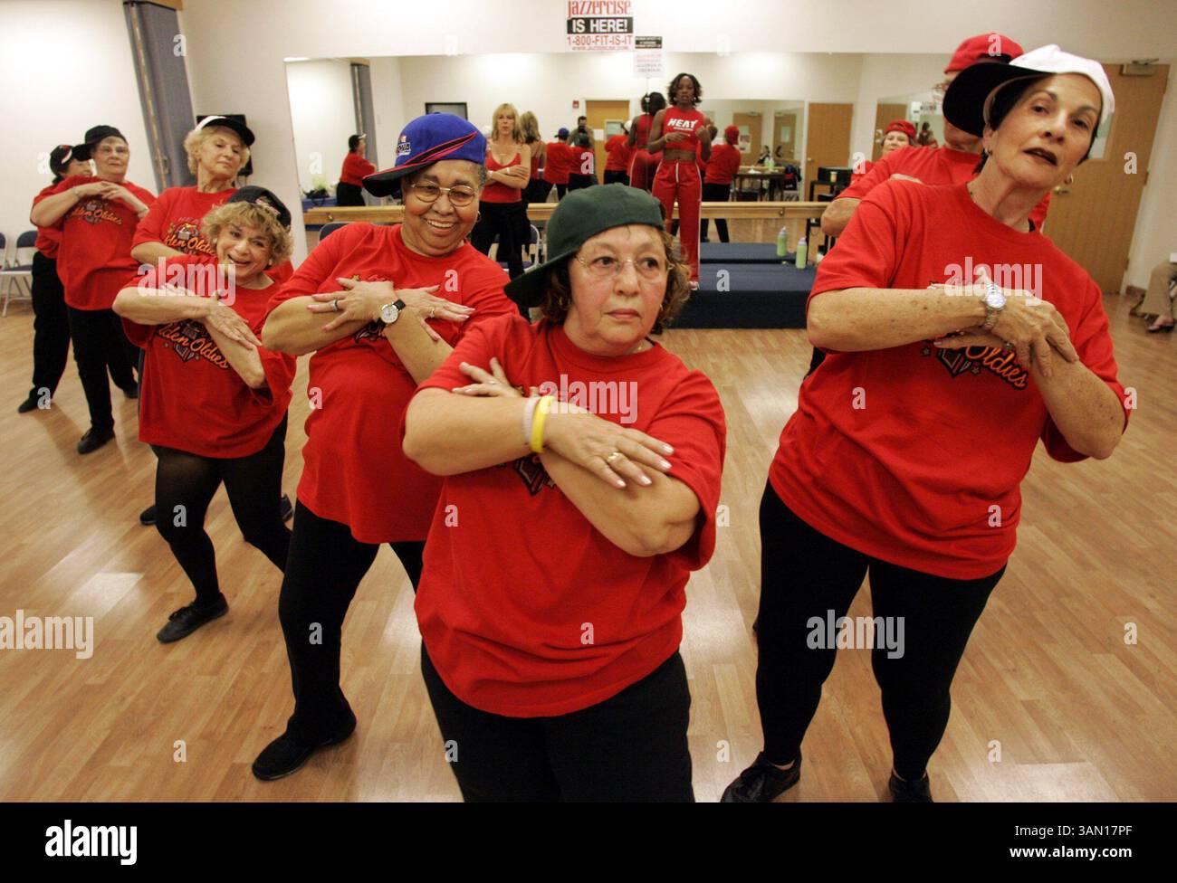 21 avril 2005 - États-Unis - KRT LIFESTYLE STORY SLUGGED : SRS-HEATDANCERS KRT PHOTOGRAPHIE DE JARED LAZARUS/MIAMI HERALD (SOUTH FLORIDA SUN-SENTINEL ET ORLANDO SENTINEL OUT) (21 juin) Miami Heat Golden Oldies Dancers, de droite, Rosanne Morantz, 61, Carol McKenna, 63, Erma Cunningham, 69, Joyce Dolin, '21+', Marci Welsome, 67 ans, Chris Porembski, 68 ans, et Cora Pakuris, 68, pratique au Southwest Focal point Senior Center à Pembroke Pines, Floride. (cdm) 2005 (diversité) (crédit image : © Jared Lazarus/mct/ZUMAPRESS.com) Banque D'Images
