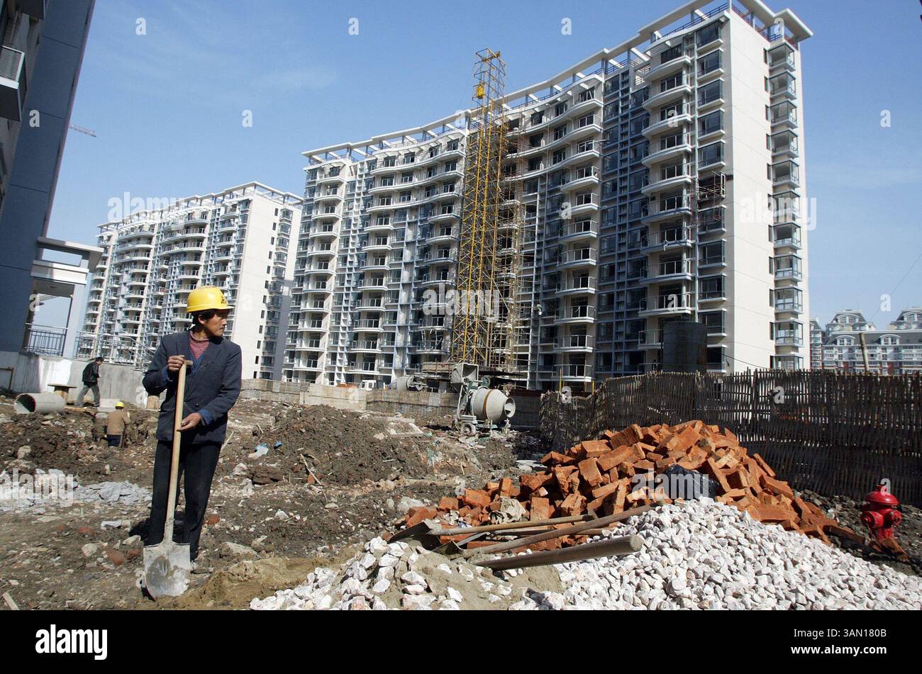 23 mars 2005 - États-Unis - NOTE DE LA RÉDACTION : LES PHOTOS SONT SOUS EMBARGO DIMANCHE 17 JUILLET OU APRÈS ** KRT WORLD NEWS STORY SLUGGED : CHINARISE KRT PHOTOGRAPHIE DE DOUG KANTER/KRT (7 juillet) travaux de construction en cours dans un nouveau développement de logements dans le centre-ville de Wuhu, Chine. Wuhu occupe un endroit peuplé près du cœur de la Chine centrale. Quelque 250 millions de personnes vivent dans un rayon de 250 km autour de la ville, ancrée dans la province d'Anhui. (lde) 2005 (crédit image : © Doug Kanter/mct/ZUMAPRESS.com) Banque D'Images