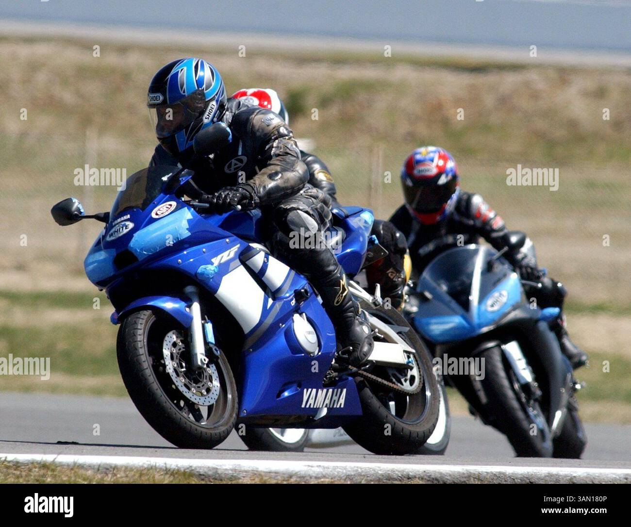 8 mai 2005 - États-Unis - HISTOIRE D'AFFAIRES de KRT SLUGGED : AUTO-CYCLES KRT PHOTOGRAPHIE DE SCOTT HAMRICK/PHILADELPHIA INQUIRER (7 juillet) reporter Akweli Parker (gauche, vélo bleu et casque bleu et noir) éprouve le besoin de vitesse au Pocono International Raceway. La piste permet aux motards intrépides qui désirent apprendre à pousser leurs vélos aux limites. (cdm) 2005 (crédit image : © Scott Hamrick/mct/ZUMAPRESS.com) Banque D'Images