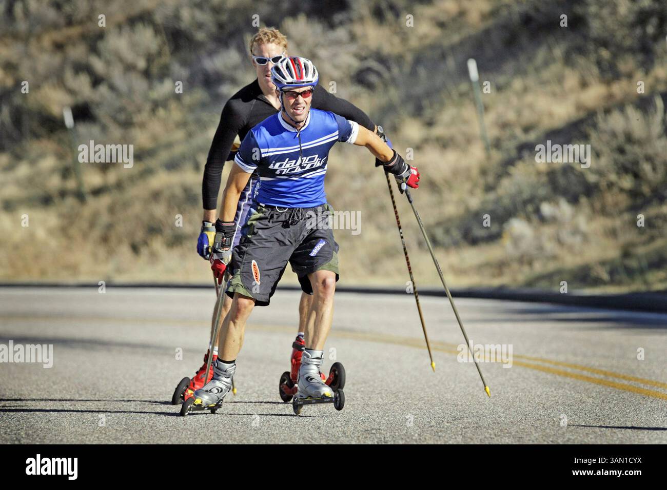 14 octobre 2007 - Matt Grover suit Jeff Gasser alors qu'ils roulent sur Bogus Basin Road à Boise, Idaho. (Chris Butler/Idaho Statesman/MCT) (image crédit : © Chris Butler/MCT/ZUMAPRESS.com) Banque D'Images