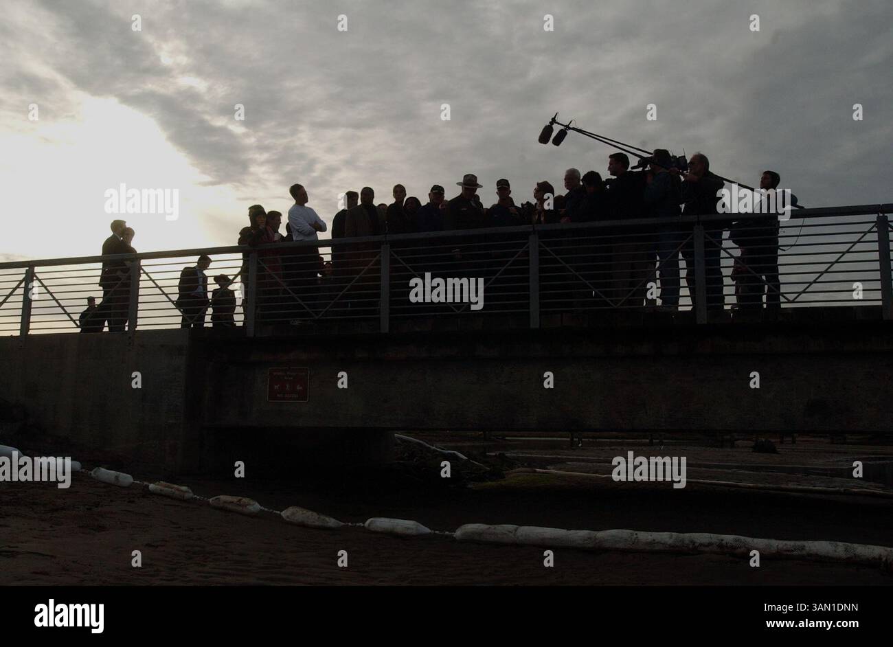 12 novembre 2007 - la présidente de la Chambre Nancy Pelosi, les délégués du Congrès et le commandant et amiral de la Garde côtière surveillent Crissy Field East Beach, le lundi 12 novembre 2007, s'adressant au marée noire du 7 novembre dans la baie de San Francisco. Des barrières de confinement sous le pont protègent l'estuaire du pétrole. (Joanna Jhanda/Contra Costa Times/MCT) (crédit image : © Joanna Jhanda/MCT/ZUMAPRESS.com) Banque D'Images