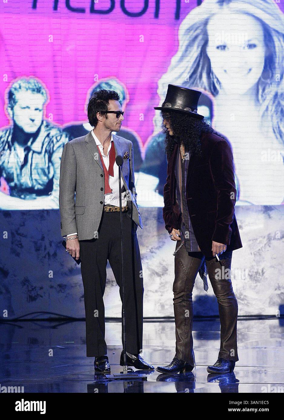 18 novembre 2007 - Scott Weiland et Slash présentent un prix aux American Music Awards 2007 le 18 novembre 2007, à Los Angeles, en Californie. (Francis Specker/Landov/MCT) (crédit image : © Francis Specker/MCT/ZUMAPRESS.com) Banque D'Images