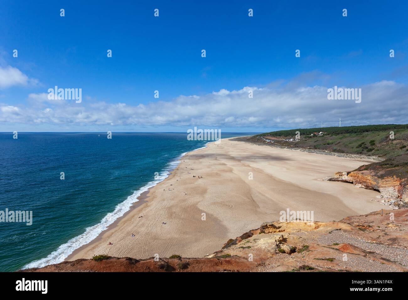 Praia Norte, plage emblématique de Nazaré, célèbre pour ses vagues blanches géantes, vue ici depuis le Fort de São Miguel Arcanjo, district de Leiria, Portugal. Banque D'Images