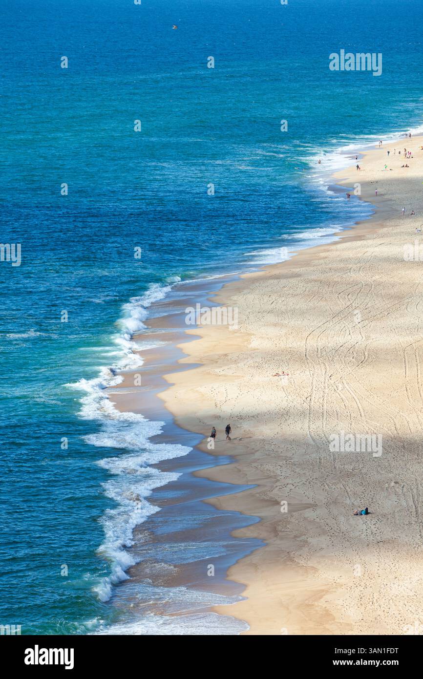 Praia Norte, plage emblématique de Nazaré, célèbre pour ses vagues blanches géantes, vue ici depuis le Fort de São Miguel Arcanjo, district de Leiria, Portugal. Banque D'Images