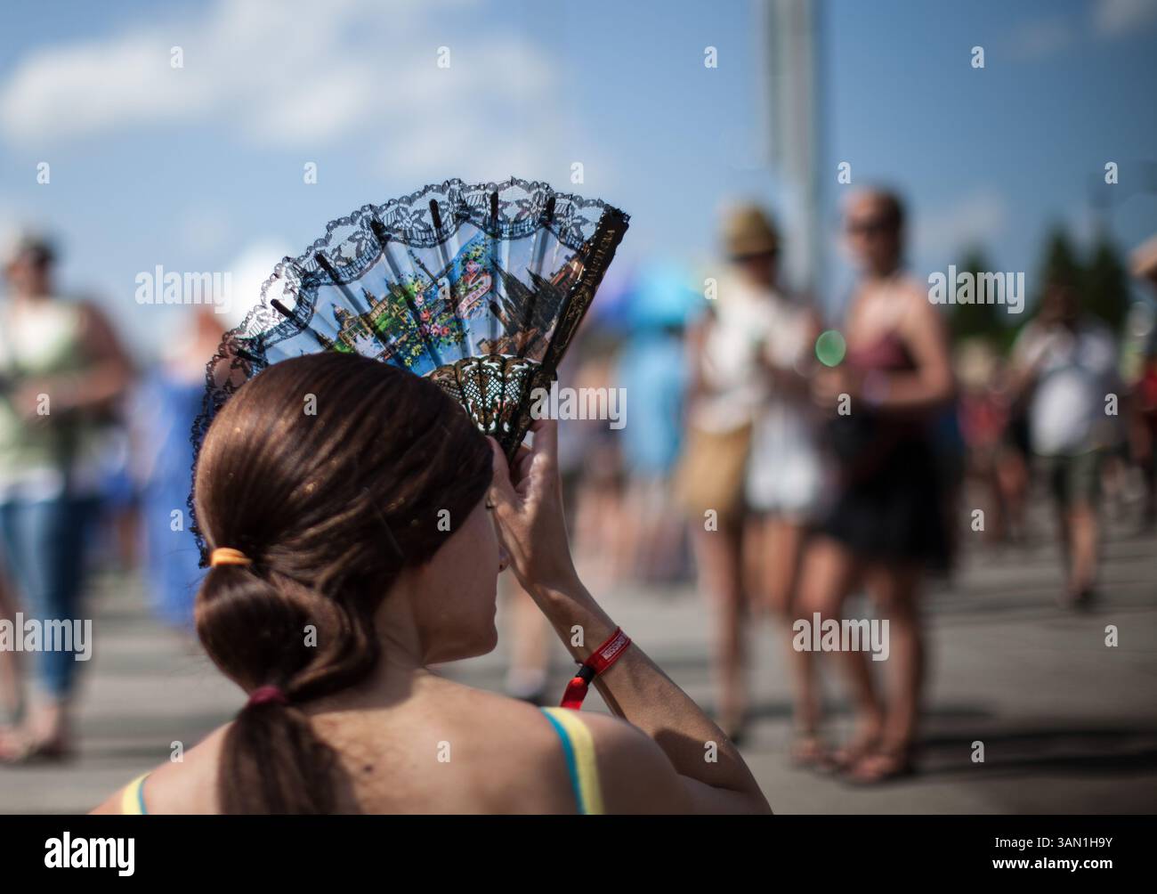 11 mai 2014 - Atlanta, Géorgie, États-Unis - Une femme se refroidit avec un ventilateur tout en étant assise sous la lumière directe du soleil au Shaky Knees Festival. (Crédit image : © Branden Camp/ZUMA Wire/ZUMAPRESS.com) Banque D'Images