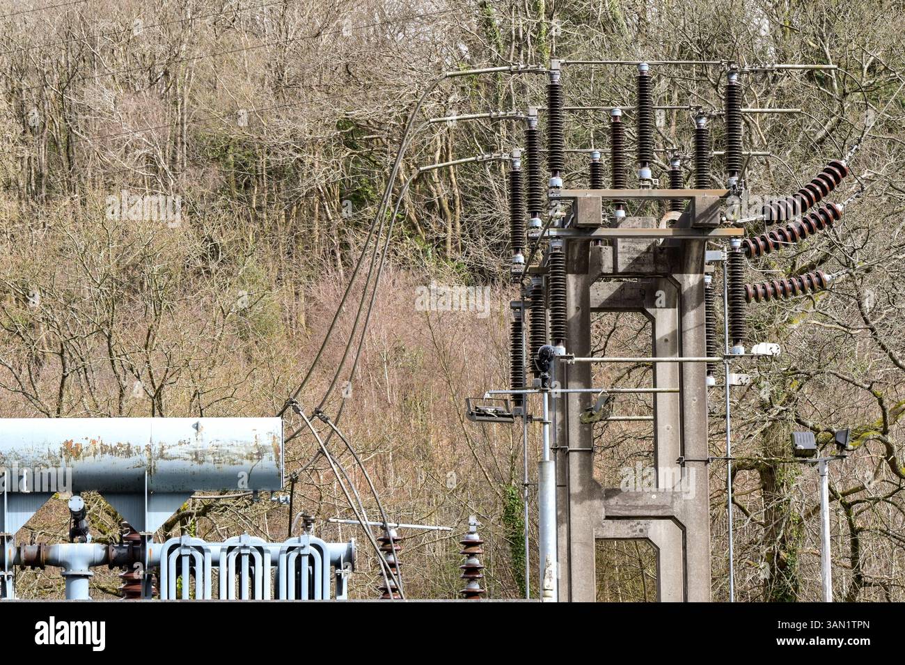 Lydney, Gloucestershire, Angleterre, Royaume-Uni - 29 mars 2025 : vue rapprochée d'une sous-station d'alimentation électrique près du centre-ville de Lydney. Banque D'Images