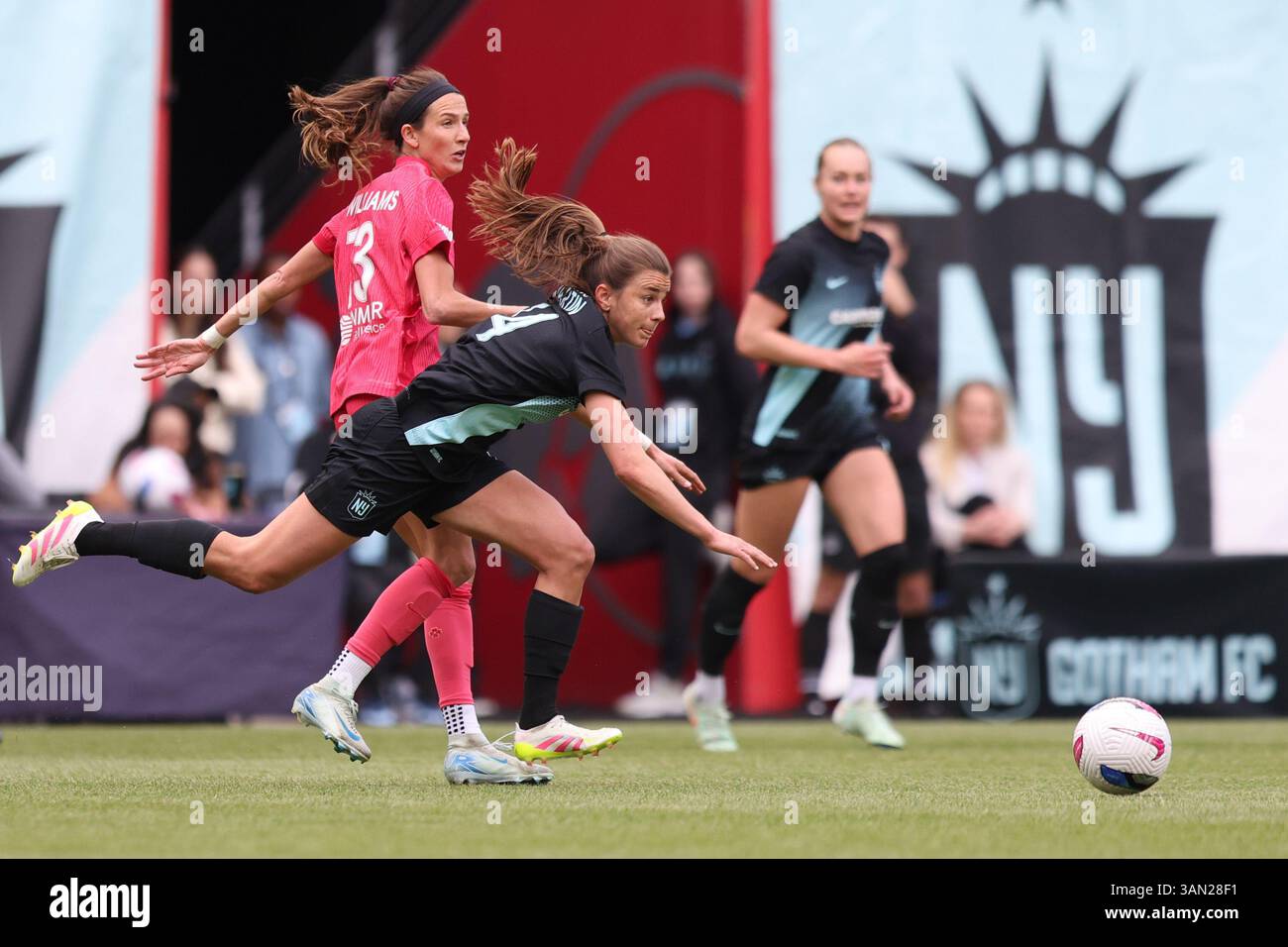 La défenseure du Gotham FC Nealy Martin #14 lors du match de la National Women's Soccer League contre le courage de Caroline du Nord au Sports Illustrated Stadium de Harrison, New Jersey, dimanche 13 avril 2025. (Photo : Gordon Donovan) Banque D'Images