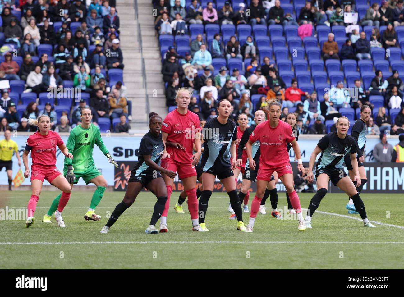 Les joueurs de courage de Caroline du Nord et Gotham FC attendent un coup de pied entrant pendant l'action dans le match de la National Women's Soccer League au Sports Illustrated Stadium de Harrison, New Jersey, dimanche 13 avril 2025. (Photo : Gordon Donovan) Banque D'Images