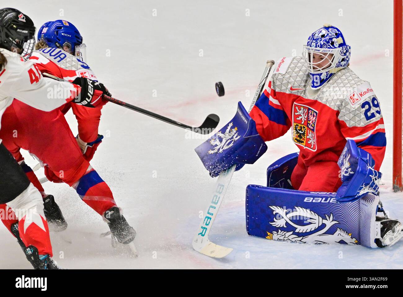Budweis, République tchèque. 14 avril 2025. La gardienne de but Klara Peslarova (CZE) en action lors du Championnat mondial féminin de l’IIHF, Groupe A, match Tchéquie vs Canada, à Ceske Budejovice, République tchèque, le 14 avril 2025. Crédit : Vaclav Pancer/CTK photo/Alamy Live News Banque D'Images