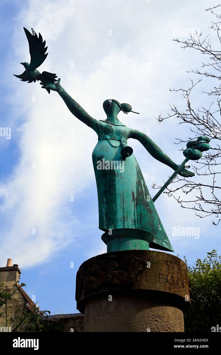 Millie - la statue Millenium de fille avec colombe à Bradford sur Avon, Angleterre, Royaume-Uni. Sculpture du Dr John Willats. Prise avril 2025 printemps Banque D'Images