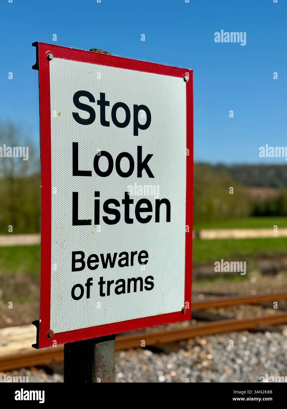 Stop, look, écoute - attention aux trams signe - Image de stock capturée avec un smartphone
