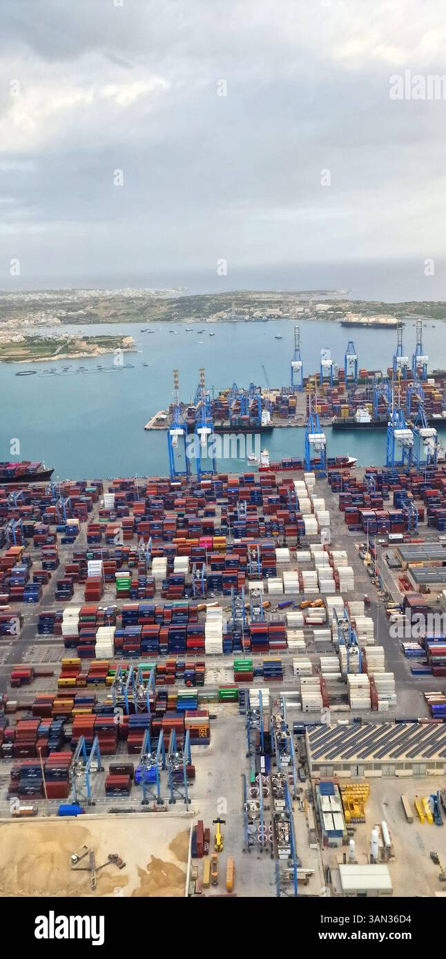 Baie de Marsaxlokk. Malte. Vue aérienne de Malta Freeport aka Marsaxlokk Port, un port maritime de fret en Méditerranée. Banque D'Images