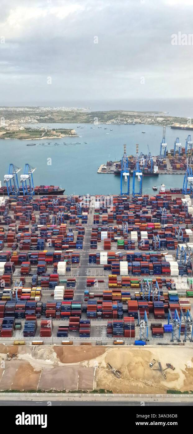 Baie de Marsaxlokk. Malte. Vue aérienne de Malta Freeport aka Marsaxlokk Port, un port maritime de fret en Méditerranée. Banque D'Images