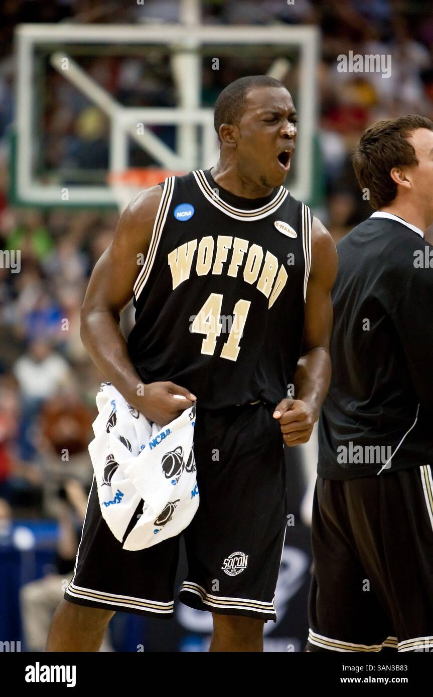 19 mars 2010 : L'attaquant de Wofford Tim Johnson (41) lors de la première ronde de la division 1 de l'action régionale de la NCAA est entre les Badgers du Wisconsin no 4 (Big Ten) et les Terriers du Wofford no 13 (Conférence du Sud) au Jacksonville Veterans Memorial Arena à Jacksonville, en Floride. Le Wisconsin a battu Wofford 53-49.(image crédit : © Gray Quetti/Cal Sport Media/ZUMApress.com) Banque D'Images