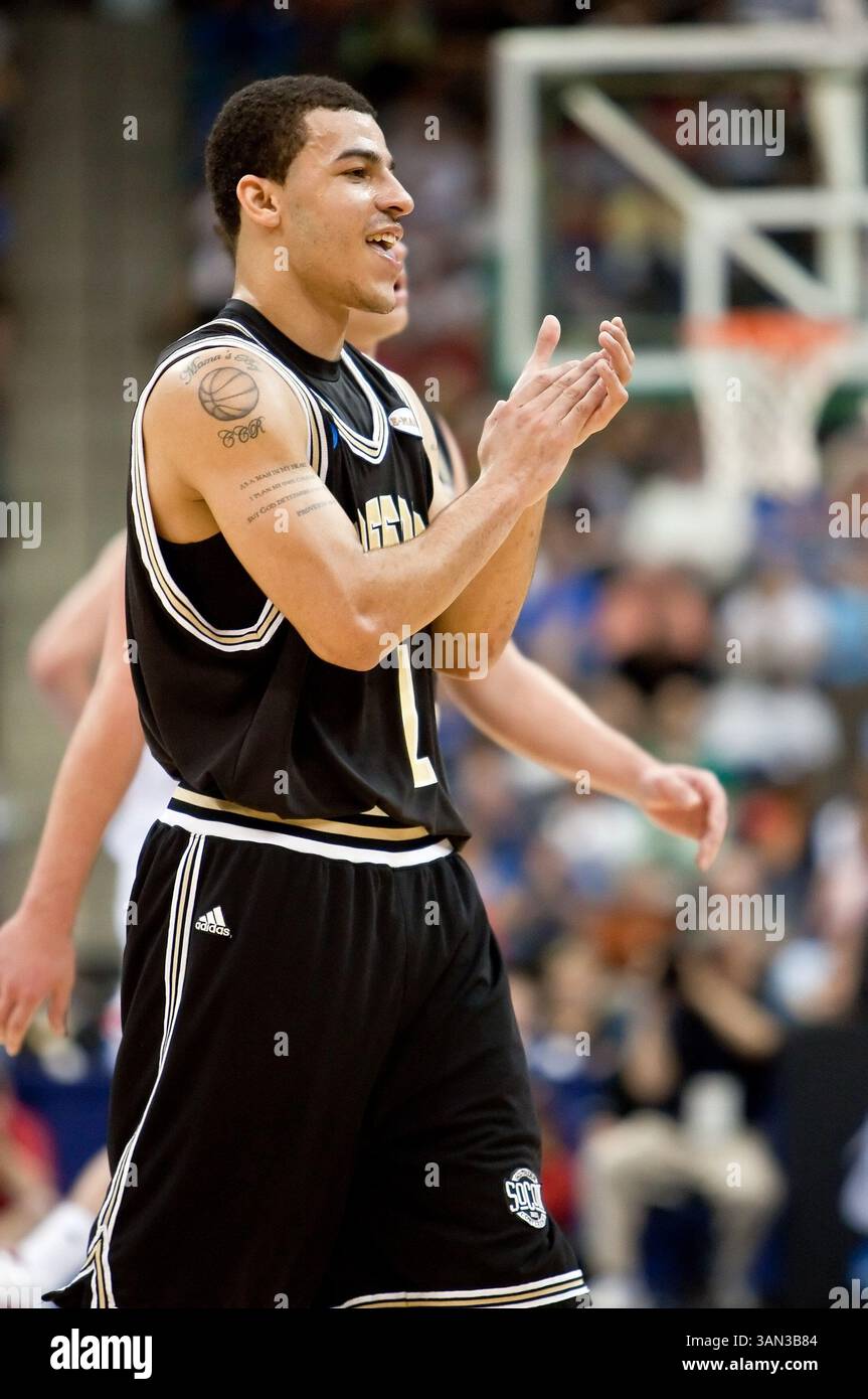 19 mars 2010 : L'attaquant de Wofford Nathan Parker (2) lors de la première ronde de la division 1 de l'action régionale de la NCAA est entre les Badgers du Wisconsin no 4 (Big Ten) et les Terriers du Wofford no 13 (Conférence du Sud) à Jacksonville Veterans Memorial Arena à Jacksonville, en Floride. Le Wisconsin a battu Wofford 53-49.(image crédit : © Gray Quetti/Cal Sport Media/ZUMApress.com) Banque D'Images
