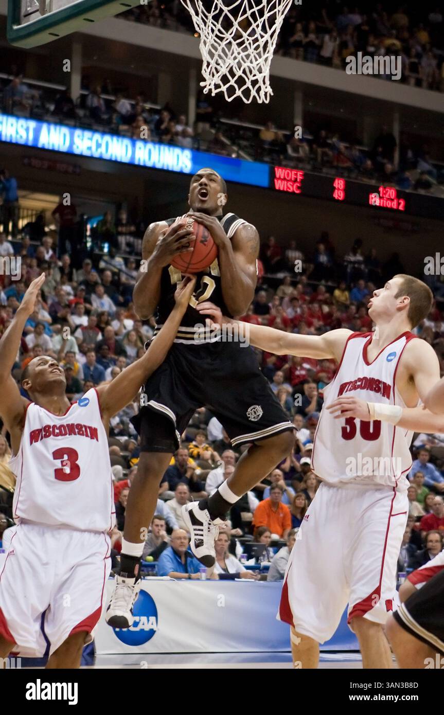 19 mars 2010 : L'attaquant de Wofford Terry Martin (50 ans) se lève pour un rebond sur le garde du Wisconsin Trevon Hughes (3 ans) et l'attaquant Jon Leuer (30 ans) lors de la première ronde de la division 1 de l'action régionale de la NCAA est entre les Badgers du Wisconsin du No. 4 (Big Ten) et les Wofford Terriers du No. 13 (Southern Conference) à Jacksonville Veterans Memorial Arena à Jacksonville, en Floride. Le Wisconsin a battu Wofford 53-49.(image crédit : © Gray Quetti/Cal Sport Media/ZUMApress.com) Banque D'Images