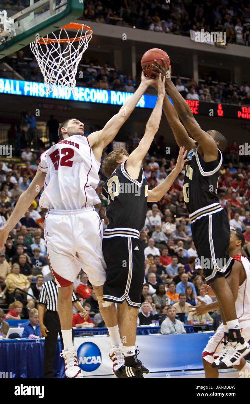 19 mars 2010 : L'attaquant du Wisconsin Keaton Nankivil (52 ans) va pour un rebond contre les Wofford Defenders lors de la première ronde de la Division 1 de l'action régionale de la NCAA est entre les No. 4 Wisconsin Badgers (Big Ten) et les No. 13 Wofford Terriers (Southern Conference) à Jacksonville Veterans Memorial Arena à Jacksonville, en Floride. Le Wisconsin a battu Wofford 53-49.(image crédit : © Gray Quetti/Cal Sport Media/ZUMApress.com) Banque D'Images