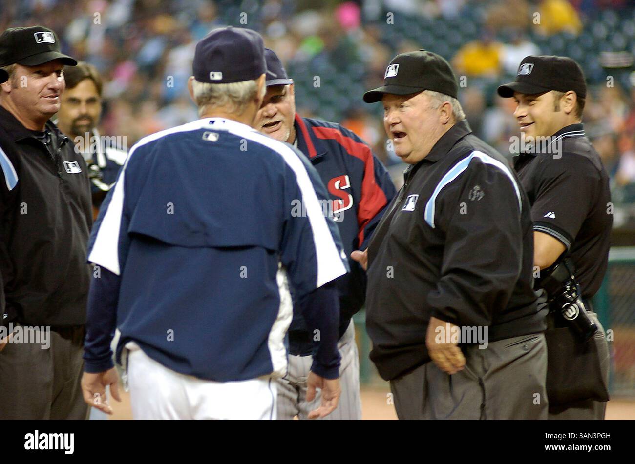 Le 26 septembre 2007 - Detroit, mi..le juge-arbitre sortant Bruce Froemming (à l'avant à droite) discute avec le gérant de Detroit Jim Leyland et le gérant du Minnesota Ron Gardenhire avant le match mercredi soir au Comerica Park, Detroit, mi...les Tigers de Detroit vs les Twins du Minnesota..PhotoÂ© Steve King / CSM (Credit image : © Steve King/Cal Sport Media) Banque D'Images