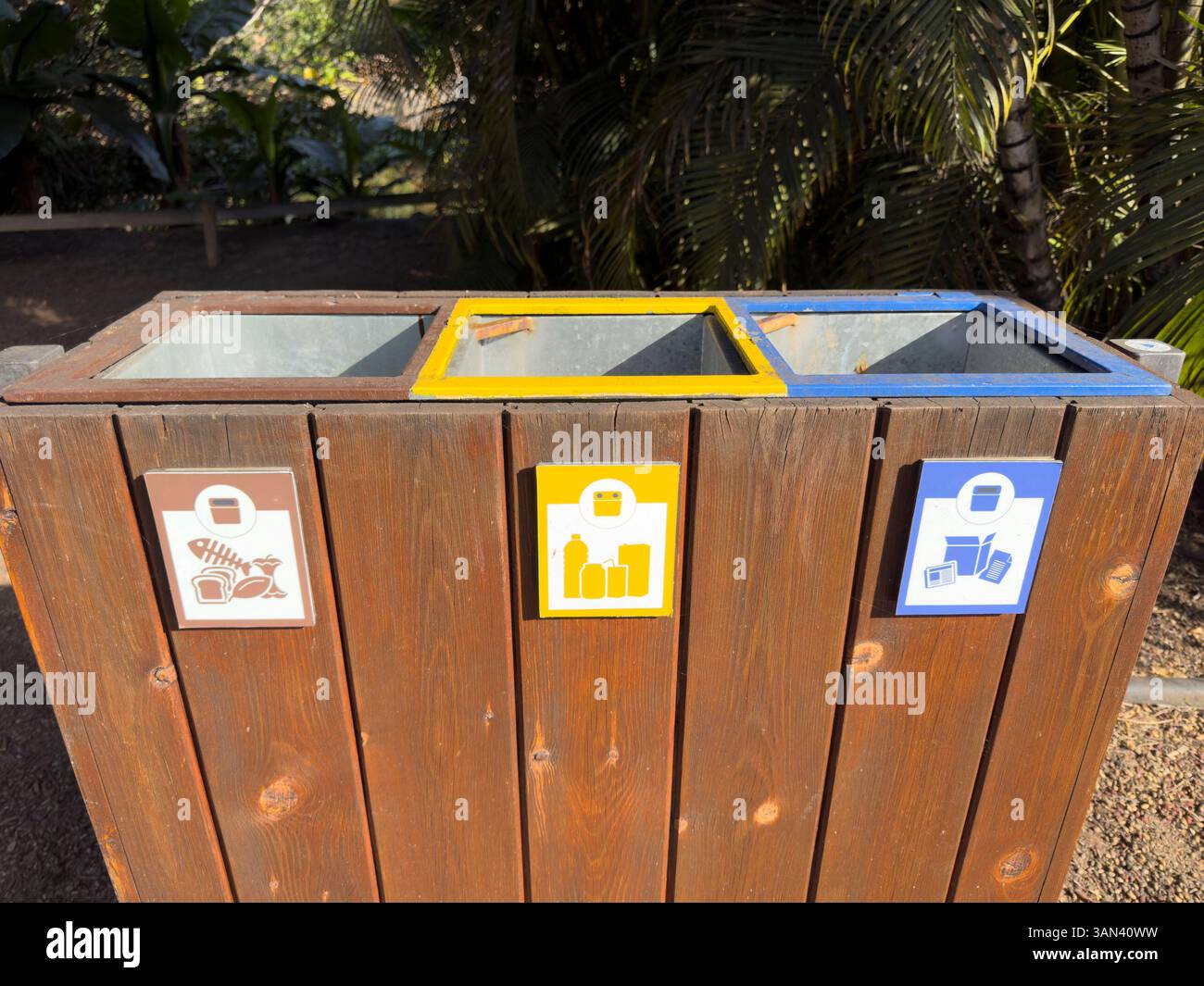 Recycler les conteneurs de déchets pour le papier, les bouteilles et les aliments, Tenerife, Espagne - Image de stock capturée avec un smartphone